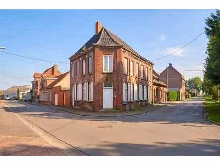maison volumineuse avec garage et extérieur.