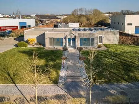 bât. pour activité industrielle + hab. 3ch  double garage.