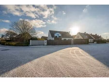 villa exclusive avec piscine  située dans un quartier réside