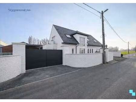 vrijstaande woning op een afgelegen weg in desselgem!