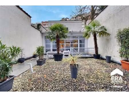 arrière maison d'architecte avec cour et garage