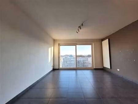 appartement non meublé avec 1 chambre et un coin nuit