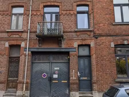 intra-muros  maison rénovée avec terrasse et parking privé