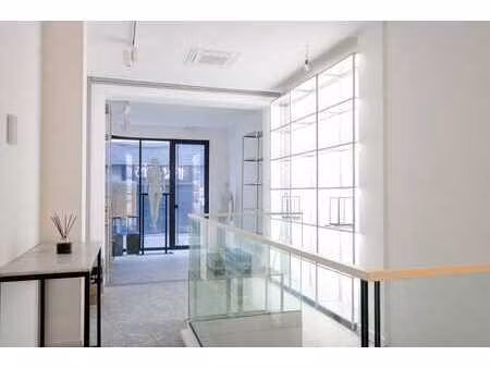 grand place – superbe rez-de-chaussée commercial