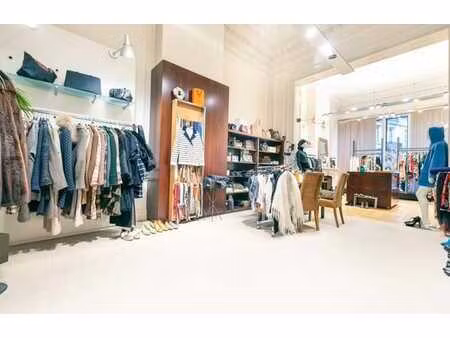 louise : rez commercial ±110m²  loué 20.000 €/an