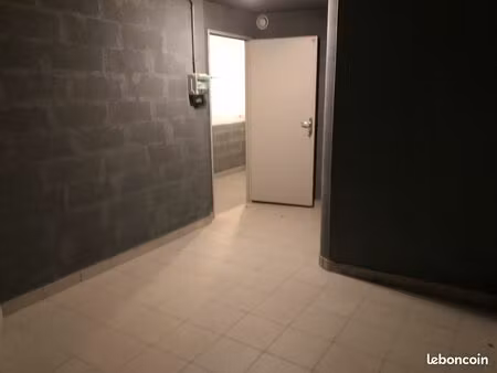local de stockage 13 m2 parking des lices