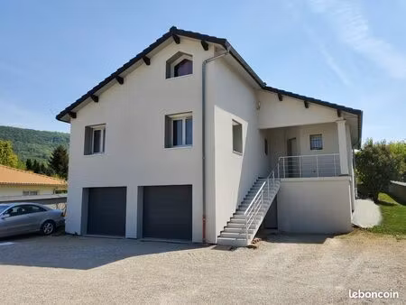 lagnieu hypercentre - villa d'architecte t9 récente de 185 m²