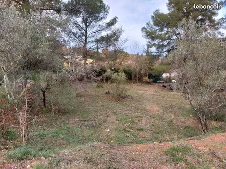 terrain 1 037 m² salernes