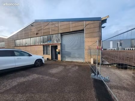 entrepôt avec bureaux et parking