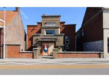 terrain avec salle polyvalente