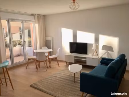 t2 avec terrasse  garage et piscine  1300 euros ttc