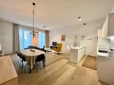 !new! 2 chambres + 2 salles de douche + parking