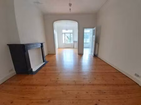 dans charmant petit immeuble   bel appt 100m² pqt 2 chs