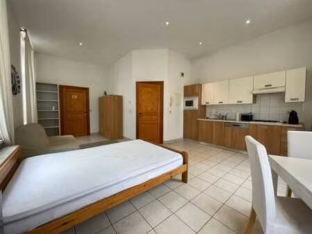 schuman! très beau studio meublé à louer