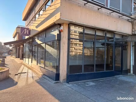 local commercial centre d'aumard