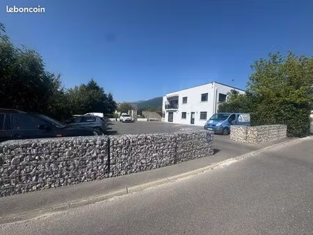 bâtiment commercial gex