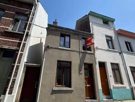 maison 2 chambre plus bureau  accès latéral couvert  cave.