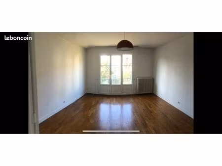 un appartement avec jardin privé