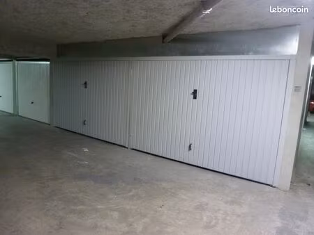 grasse bd v.hugo loue grand garage/box ~ 15m2  fermé sécurisé