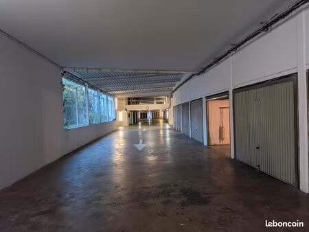 grand box fermé en rez-de-plage