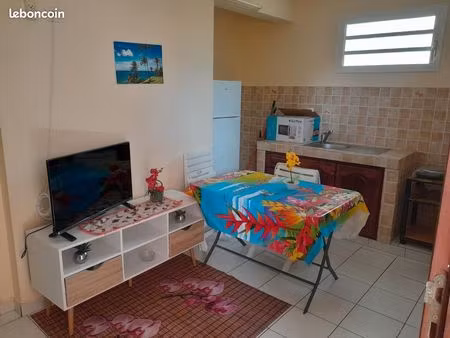 loue f2 meublé - bas de villa sainte luce