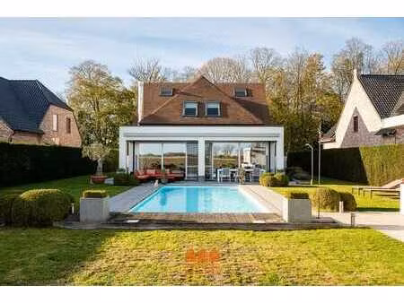 exclusieve villa met verwarmd zwembad op landelijke locatie.