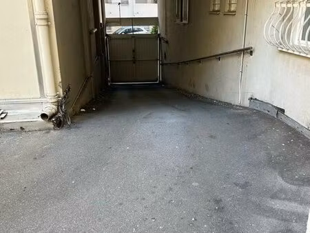 parking privé extérieur