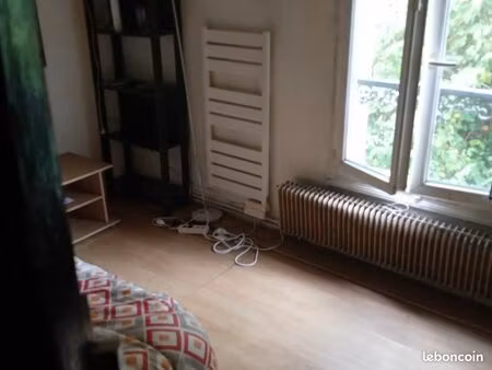 chambre au 1er etage a 20mn de paris 12eme