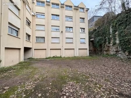 garage/box fermé au pied de l'université campus 1