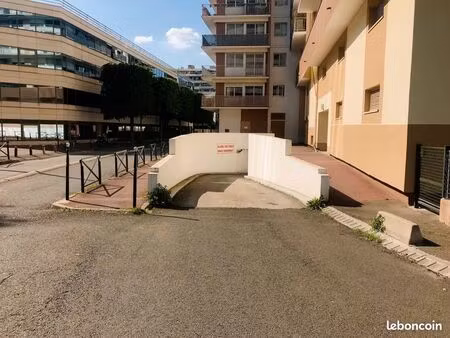 location - grande place de parking sécurisé 24h/24 -front de seine-bellini  puteaux (92800