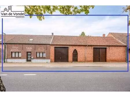 fermette à rénover située sur un terrain de 1845 m²