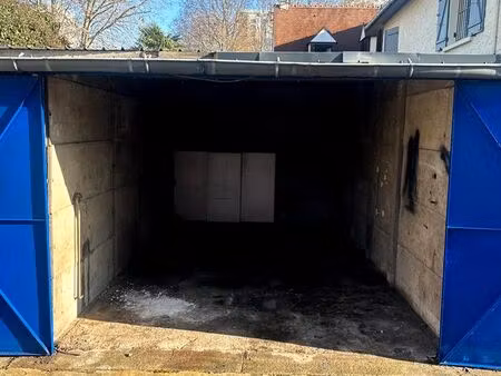 garage fermé dans allée privé