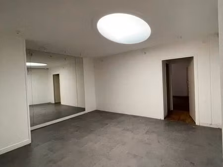 local commercial rénové au centre d'angoulême