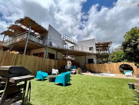 ensemble  immobilier 5 appartements piscine  étang-salé