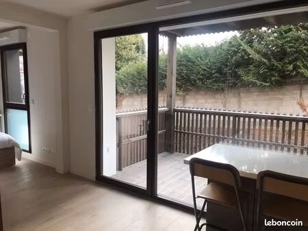 studio 33m avec balcon  calme et proche métro