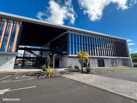 bureau aménagé dans un centre d’affaires dédié à l’esthétique et à la santé
