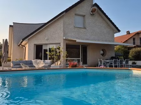 grande maison lumineuse