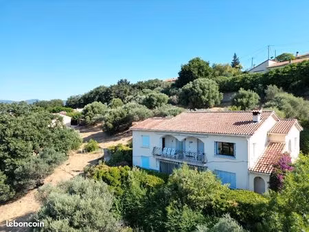 villa 185 m² (2 logements) sur 2 200 m² de terrain