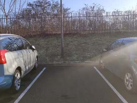 place de parking ouvert extérieur sécurisé