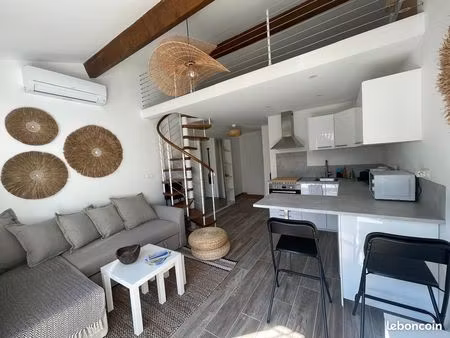 maison avec mezzanine et terrasse près de la mer