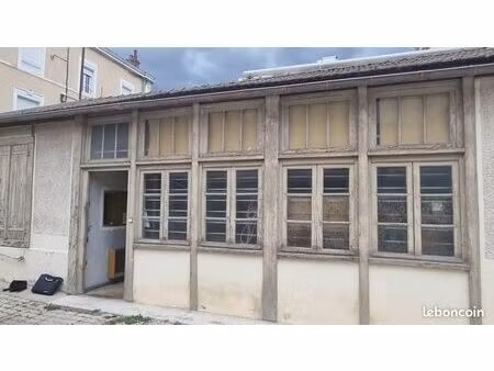 local 60m2 proche centre  garage attenant optionnel