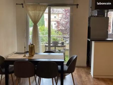 à saisir confortable t2 libre au domaine du golf à seilh 31840-piscine parking terrasse ga