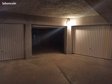 grand garage sécurisé 23m² à louer place de la république