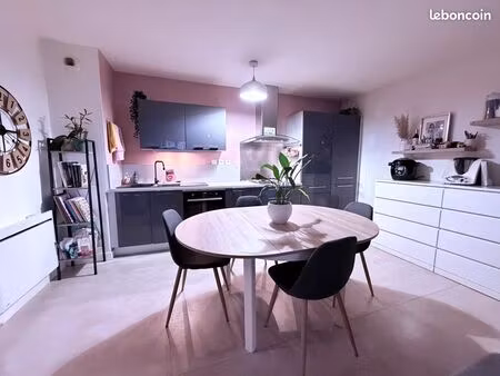 t2 lumineux avec balcon – résidence récente – centre bourg