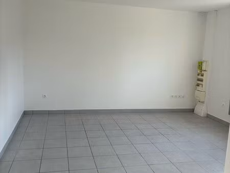 logement f2 dans maison individuelle composée de 2 logements