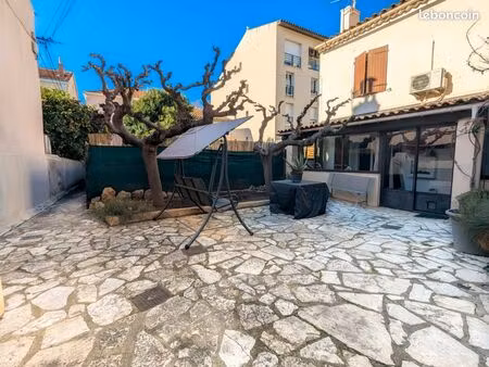 maison de ville avec 3 logements et jardin