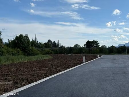 très beau terrain constructible plat viabilisé à charance