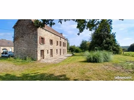 ensemble de deux maisons en pierre