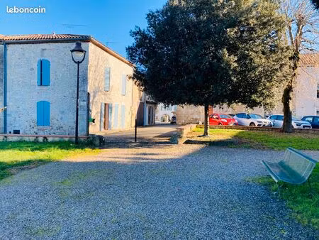 location maison en pierre f3 dans village médiéval