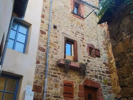 jolie petite maison de village meublée en plein centre de la canourgue